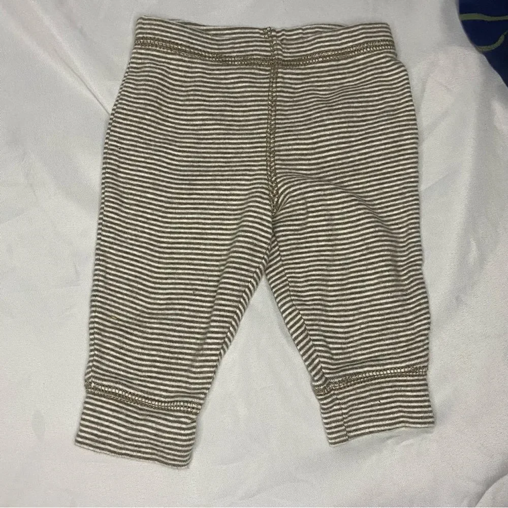 2 Pairs of Carter’s Baby boy pants Size 3M